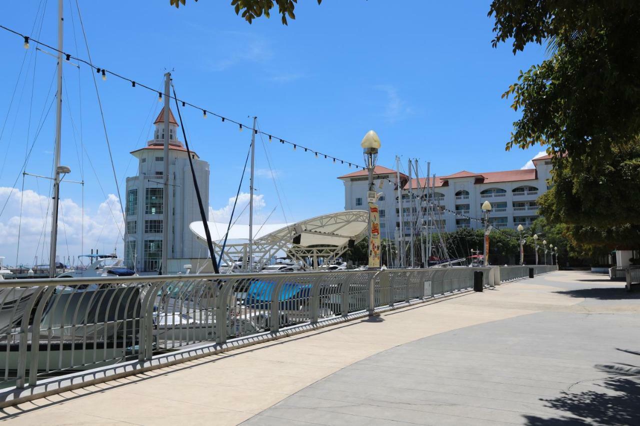 The Straits Quay Marina By Messina Clive Apartment George Town Bagian luar foto