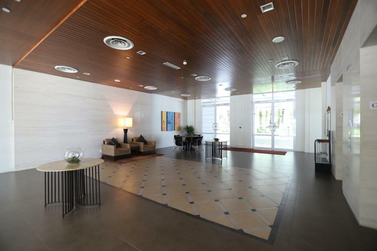 The Straits Quay Marina By Messina Clive Apartment George Town Bagian luar foto